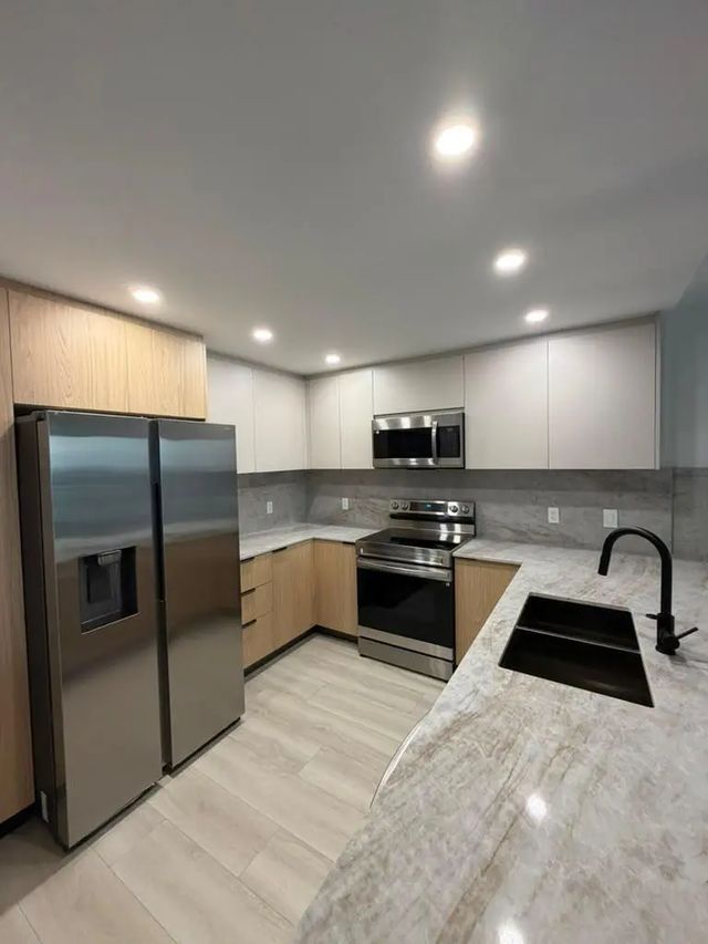 427 Golden Isles Drive #12d, Hallandale Beach