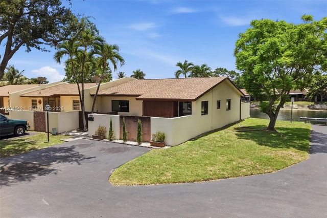 2 of 33 - 13776 Kendale Lakes Drive, Miami, FL