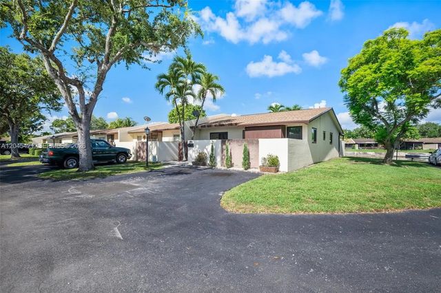 3 of 33 - 13776 Kendale Lakes Drive, Miami, FL