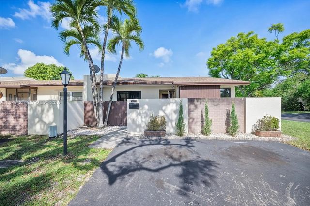 4 of 33 - 13776 Kendale Lakes Drive, Miami, FL