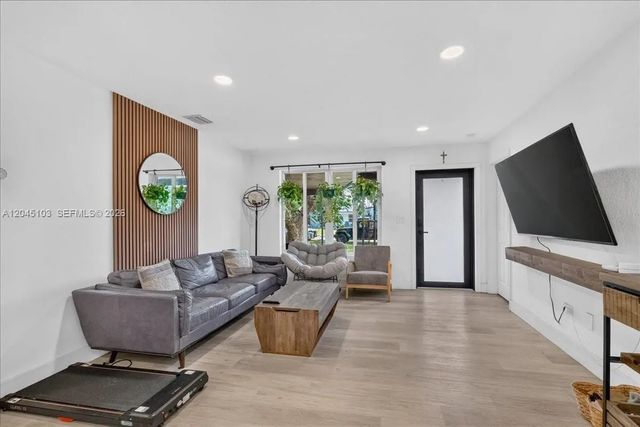 4 of 33 - 1131 N 75th Avenue, Hollywood, FL