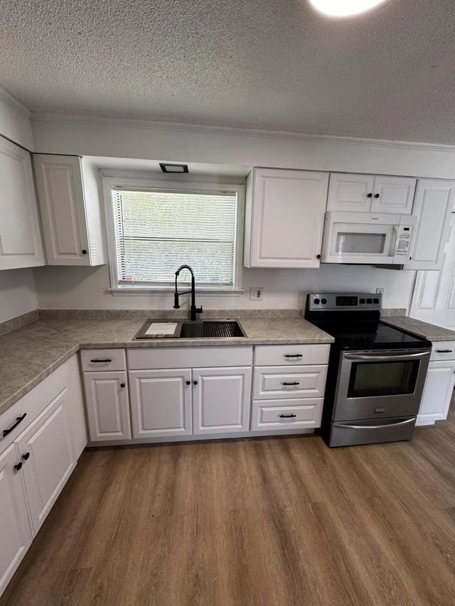 4 of 28 - 1464 W 32nd Street, Riviera Beach, FL