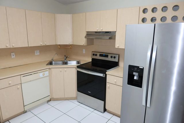 4 of 21 - 7001 W 35th Avenue #273, Hialeah, FL