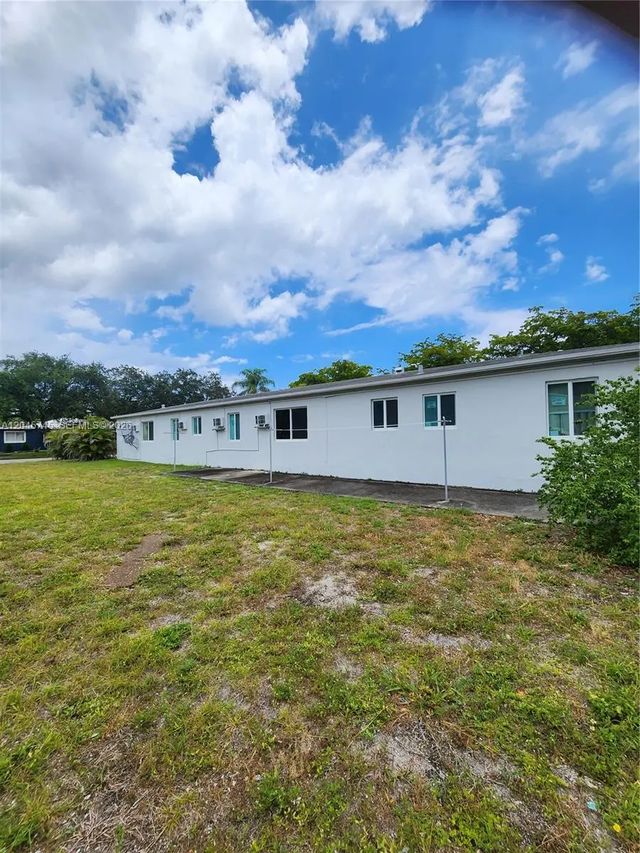 5 of 21 - 2000 Washington Street, Hollywood, FL