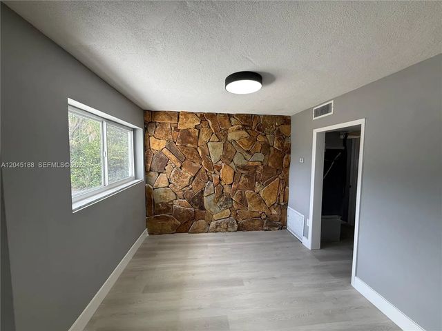 4 of 6 - 17880 Ne 13th Avenue, North Miami Beach, FL