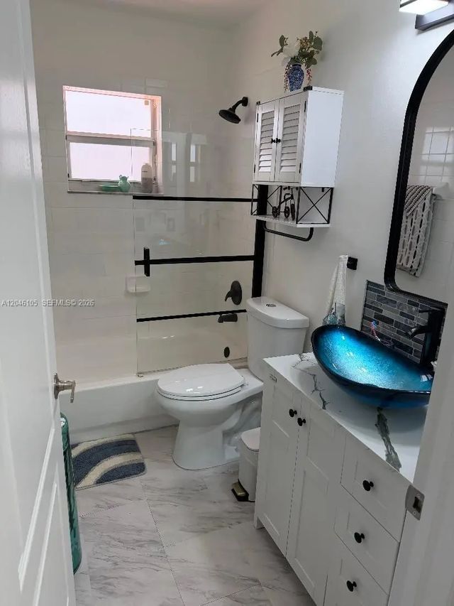 5 of 35 - 19554 Nw 79th Place, Hialeah, FL