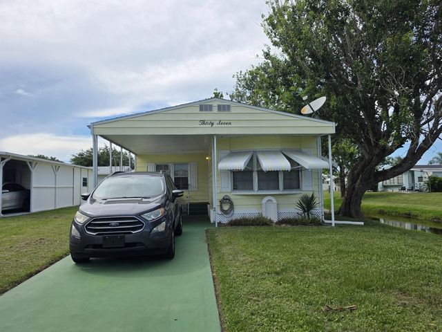 37 Los Lagos Road, Port St. Lucie