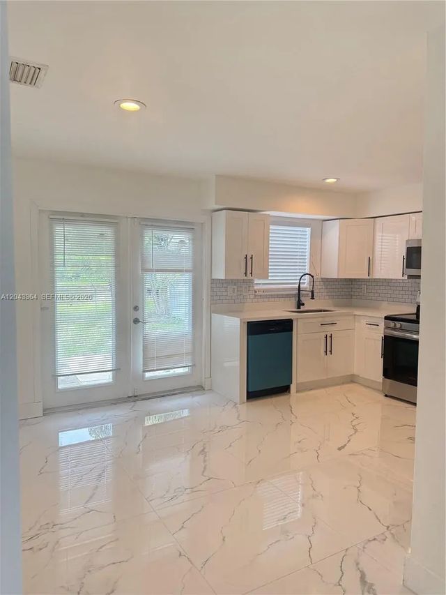 4 of 14 - 96 Caroline Drive, West Palm Beach, FL