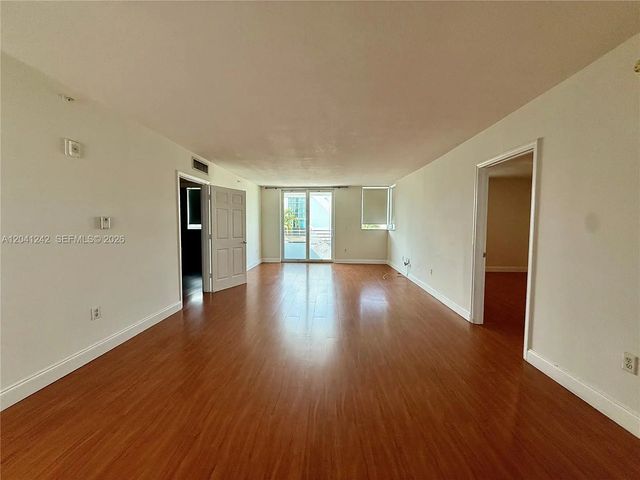 5 of 21 - 7800 Collins Avenue #407, Miami Beach, FL