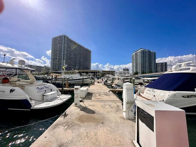 4 of 12 - 7601 E Treasure Drive, North Bay Village, FL