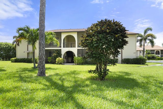 317 Knotty Pine Circle #d-2, Greenacres