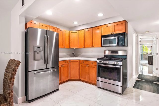 5 of 25 - 405 N Hibiscus Drive #204, Miami Beach, FL