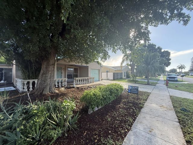 3 of 13 - 10685 Bobbie Lane, Royal Palm Beach, FL