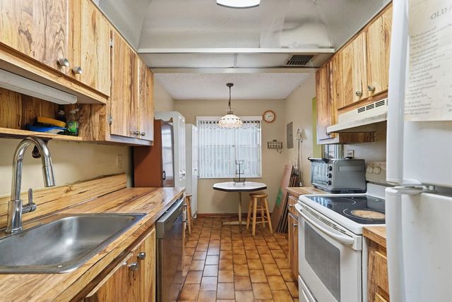 4 of 21 - 3000 Nw 48th Terrace #130, Lauderdale Lakes, FL