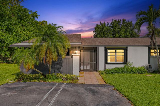 2 of 33 - 10 Seneca Court, Royal Palm Beach, FL