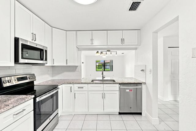 3 of 33 - 10 Seneca Court, Royal Palm Beach, FL