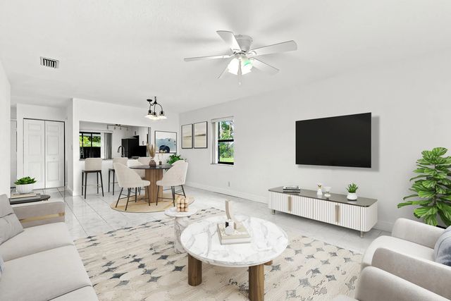 4 of 33 - 10 Seneca Court, Royal Palm Beach, FL