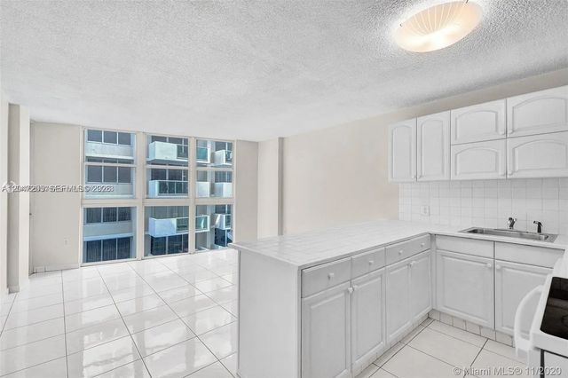 4 of 29 - 1228 West Avenue #613, Miami Beach, FL