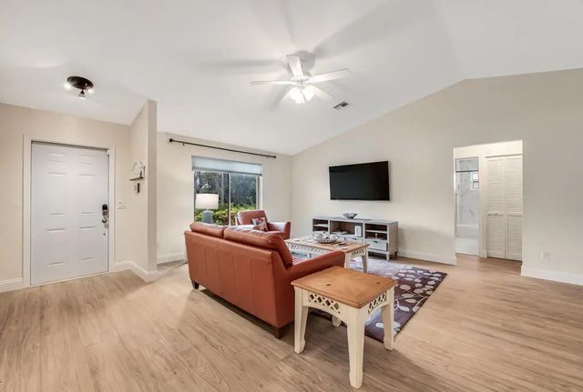 5 of 42 - 427 Las Palmas Street, Royal Palm Beach, FL