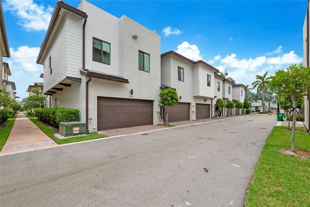 4 of 30 - 4605 Nw 83rd Path, Doral, FL
