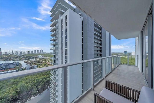 4 of 38 - 16385 Biscayne Boulevard #2707, North Miami Beach, FL