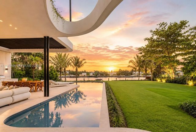 4 of 35 - 1015 S Southlake Drive, Hollywood, FL