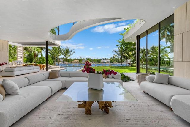 5 of 35 - 1015 S Southlake Drive, Hollywood, FL