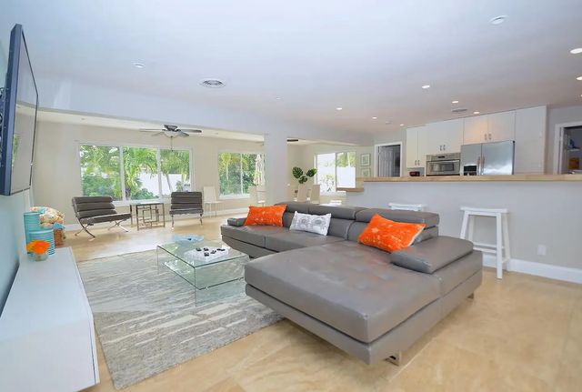 5 of 35 - 2060 Coco Palm Place, Lauderdale-By-The-Sea, FL