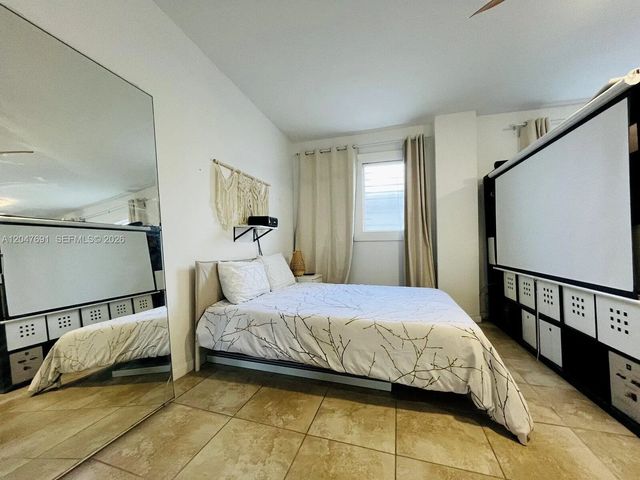 4 of 7 - 842 Meridian #2f, Miami Beach, FL