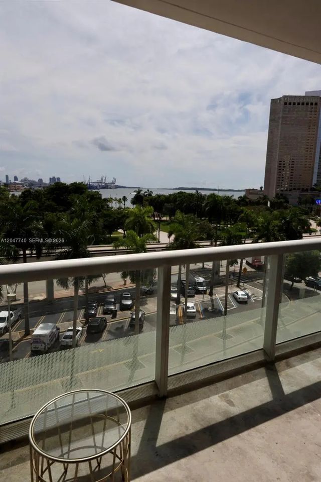 4 of 11 - 50 Biscayne Boulevard #606, Miami, FL
