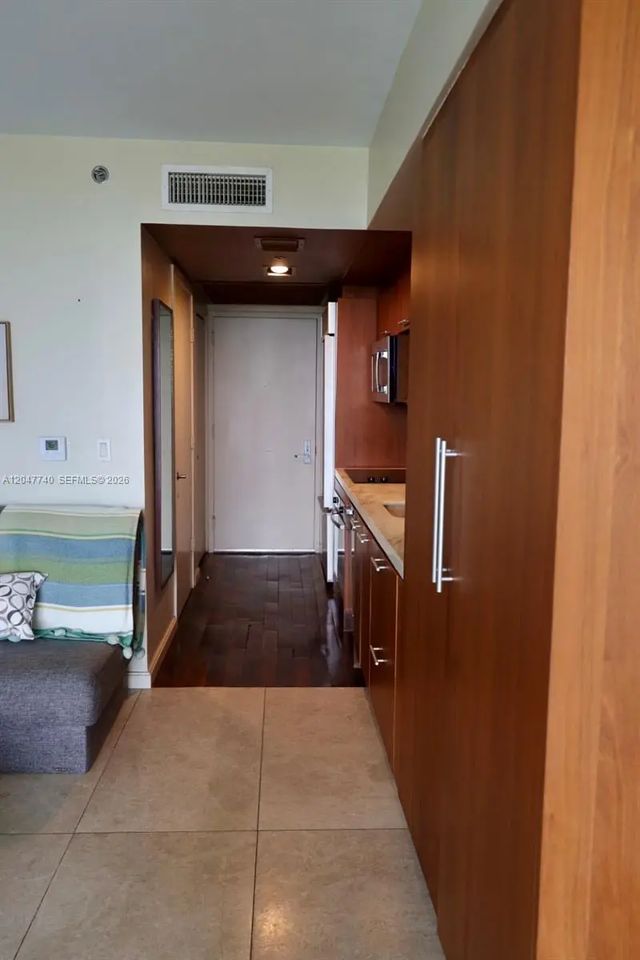 5 of 11 - 50 Biscayne Boulevard #606, Miami, FL