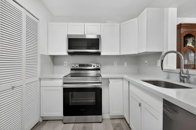 4 of 24 - 2731 Ocean Club Boulevard #102, Hollywood, FL