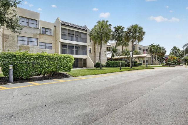 220 Lakeview Drive #210, Weston
