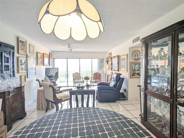 4 of 33 - 9140 Fontainebleau Boulevard #504, Miami, FL