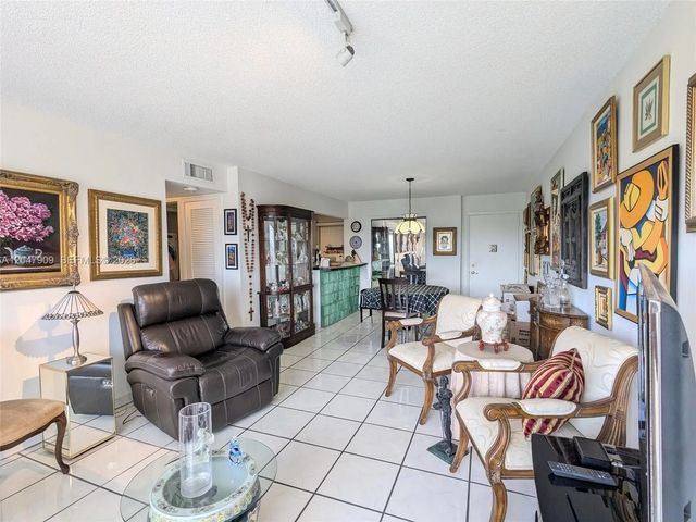 5 of 33 - 9140 Fontainebleau Boulevard #504, Miami, FL