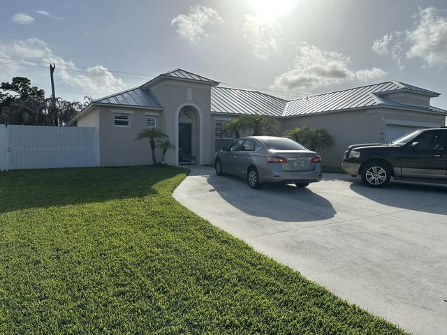 442 Nw Airoso Boulevard, 