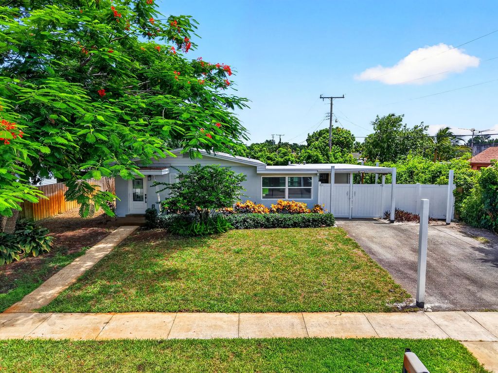 1446 W Perry Street, Lantana
