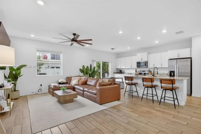 4 of 49 - 826 Se 17th Street, Homestead, FL
