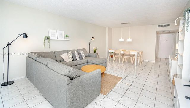 2 of 33 - 5601 Collins Avenue #1517, Miami Beach, FL