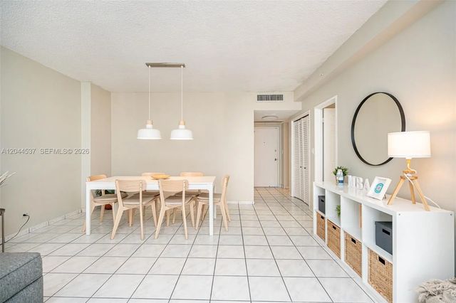 4 of 33 - 5601 Collins Avenue #1517, Miami Beach, FL