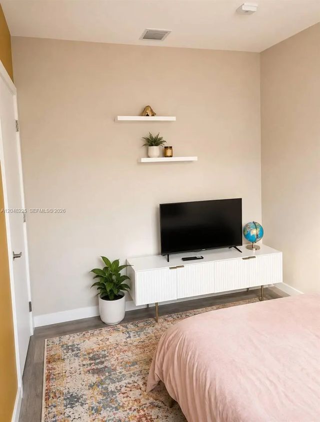 4 of 5 - 810 7th Street #205, Miami Beach, FL