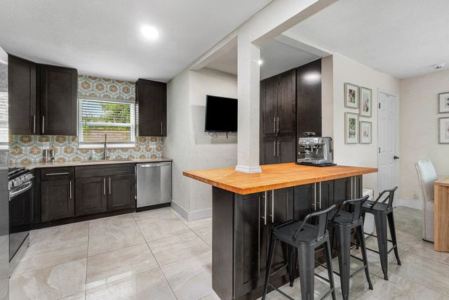 4 of 32 - 711 Laurel Drive, Lake Park, FL