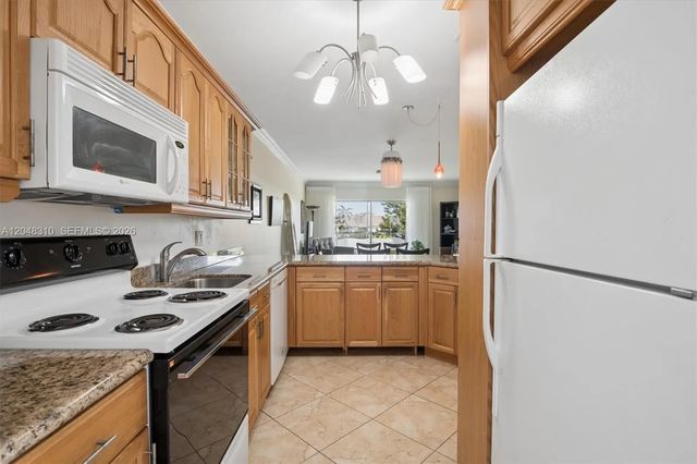 4 of 19 - 1000 Hillcrest Court #303, Hollywood, FL