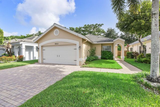 8821 Lake Park Circle N, Davie