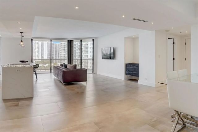 2 of 32 - 20191 E Country Club Drive #802, Aventura, FL