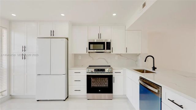 933 Ne 24th Avenue #169, Hallandale Beach
