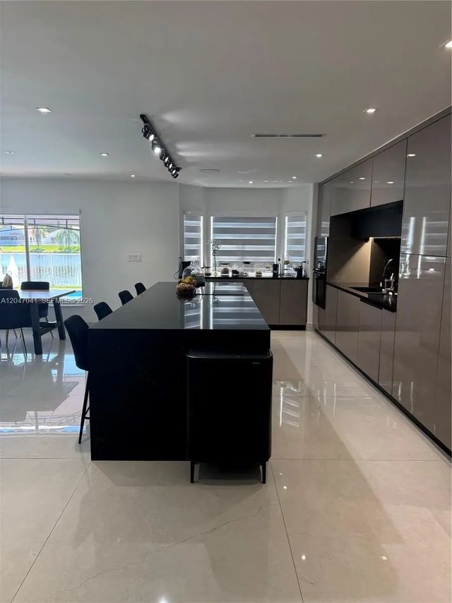 4 of 14 - 4943 Sw 33rd Way, Hollywood, FL
