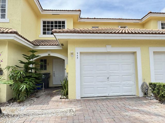 3 of 32 - 945 Imperial Lake Road, Lake Belvedere Estates, FL