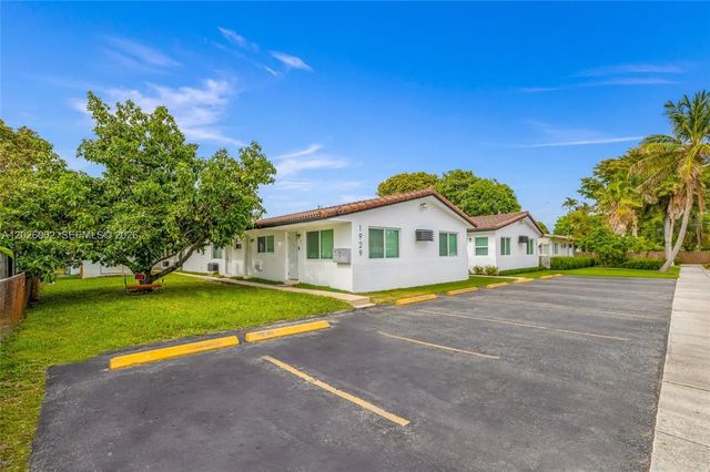 3 of 23 - 1927/1929 Roosevelt Street #1-10, Hollywood, FL