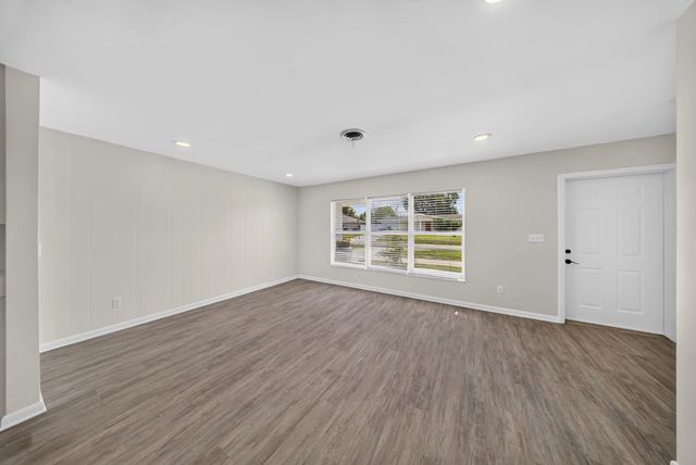 5 of 33 - 216 W Arbor Avenue, Port St. Lucie, FL